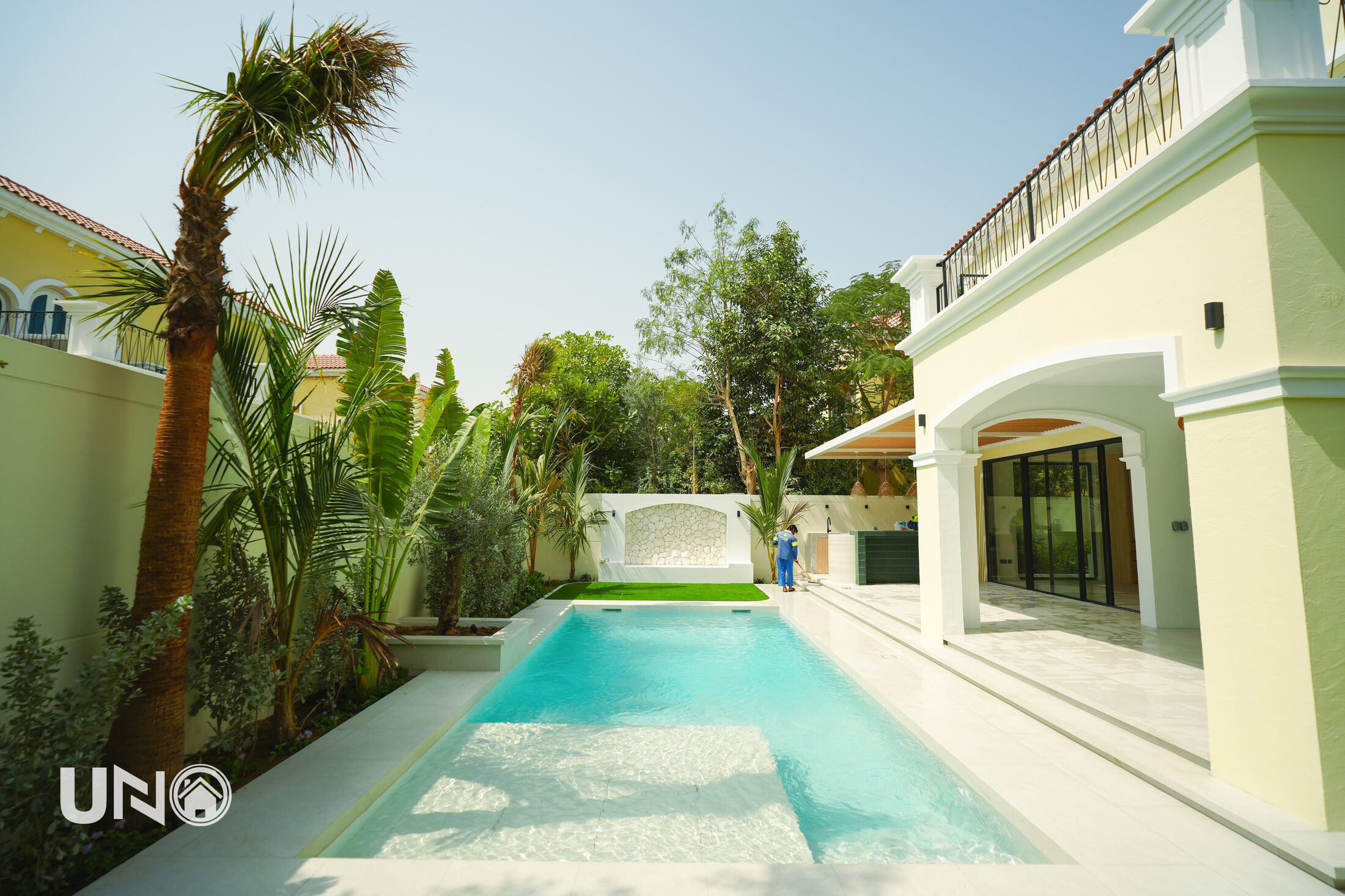 Villa renovated by UNO Home in Jumeirah Park, Dubai, with a new pool and landscaped garden