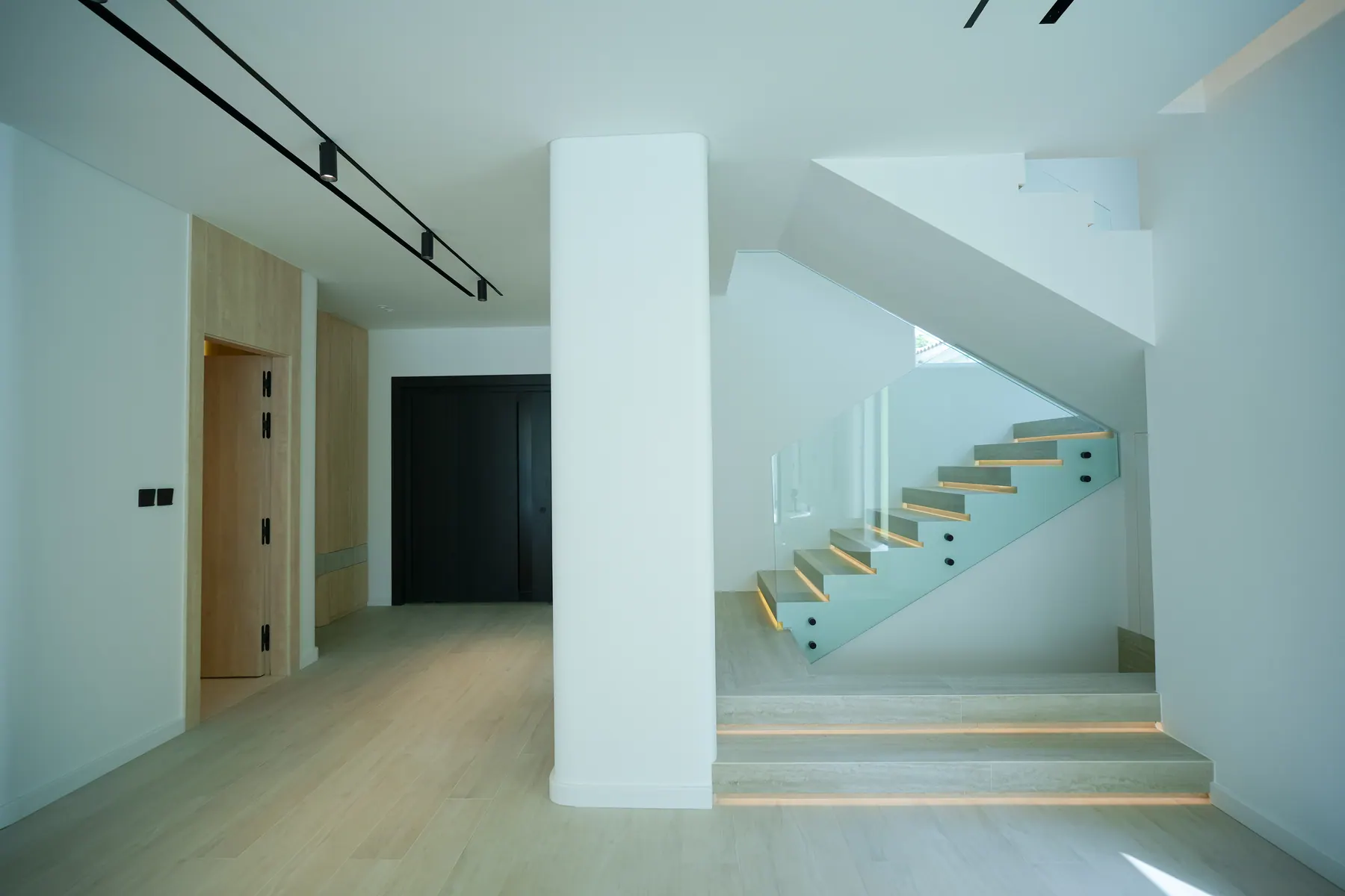 Floating staircase with a frameless glass balustrade